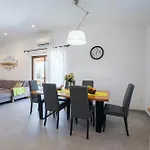 ヴィラ Ingrid In - Haus Fuer 6 Personen ブゼト